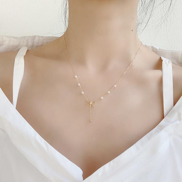 Χρυσό κολιέ με πέρλες και κορδέλα