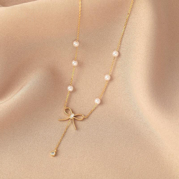 Χρυσό κολιέ με πέρλες και κορδέλα