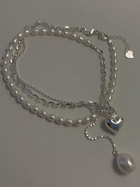 Γυναικείο κολιέ με μενταγιόν σε ασημί χρώμα