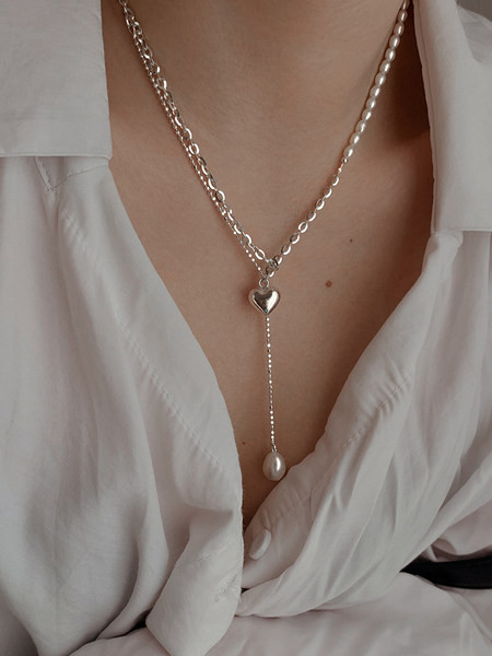 Γυναικείο κολιέ με μενταγιόν σε ασημί χρώμα