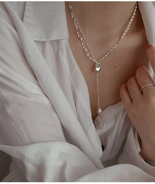 Γυναικείο κολιέ με μενταγιόν σε ασημί χρώμα