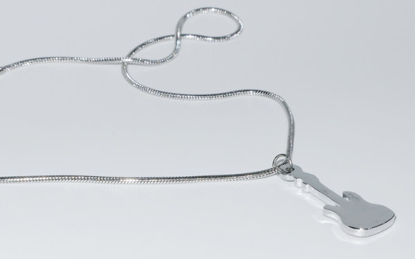 Γυναικείο κολιέ με μενταγιόν κιθάρας με διακοσμητικές πέτρες