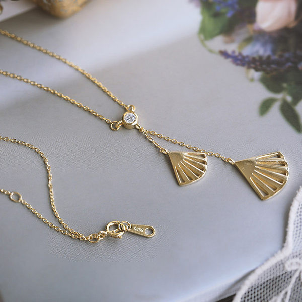 Γυναικείο  κολιέ με μενταγιόν σε σχήμα αχιβάδας