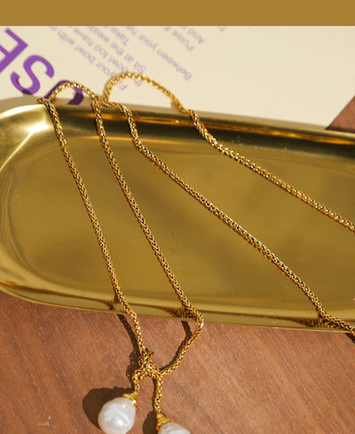 Μοντέρνο γυναικείο κολιέ με μενταγιόν - χρυσό χρώμα