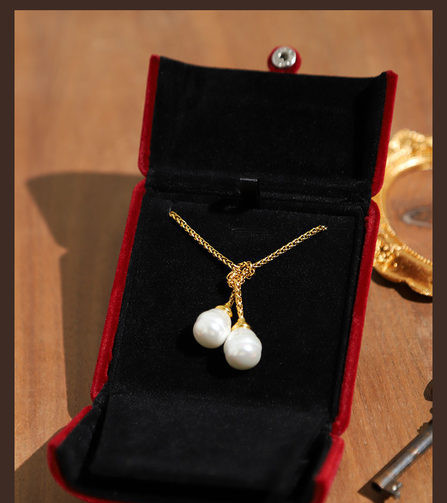 Μοντέρνο γυναικείο κολιέ με μενταγιόν - χρυσό χρώμα