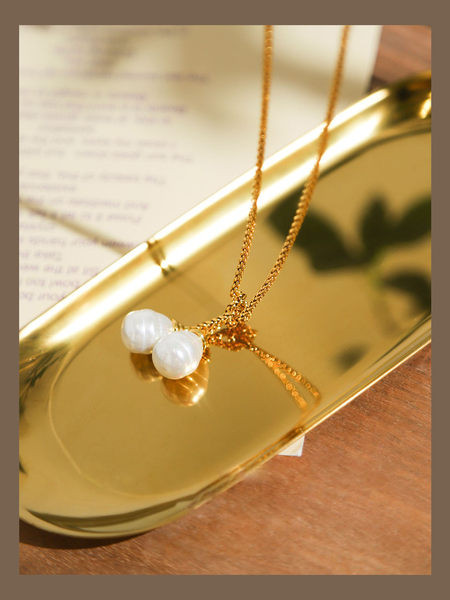 Μοντέρνο γυναικείο κολιέ με μενταγιόν - χρυσό χρώμα