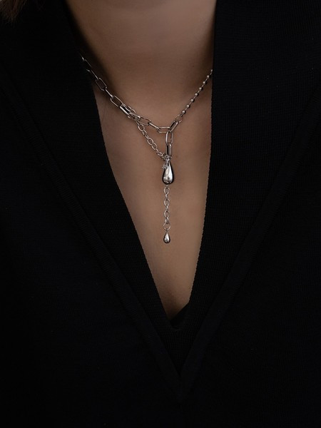 Srebrna ženska ogrlica sa privjescima