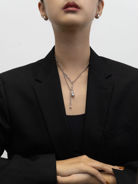 Srebrna ženska ogrlica sa privjescima