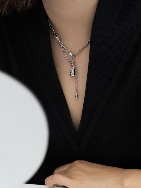 Srebrna ženska ogrlica sa privjescima