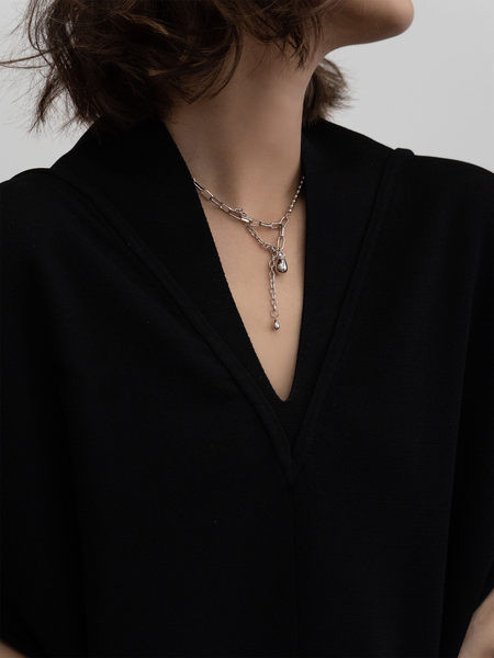 Srebrna ženska ogrlica sa privjescima