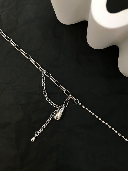 Srebrna ženska ogrlica sa privjescima