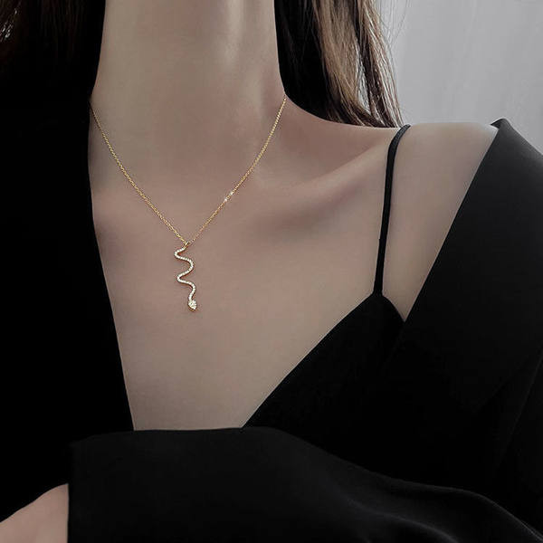 Ženska ogrlica sa privjeskom u dvije boje