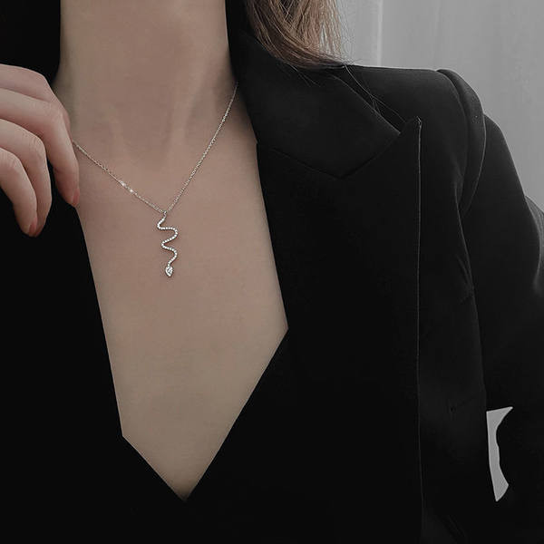 Ženska ogrlica sa privjeskom u dvije boje