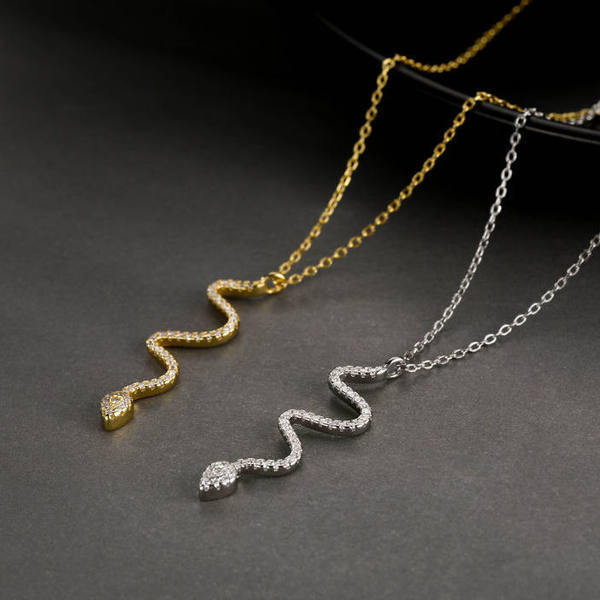 Ženska ogrlica sa privjeskom u dvije boje