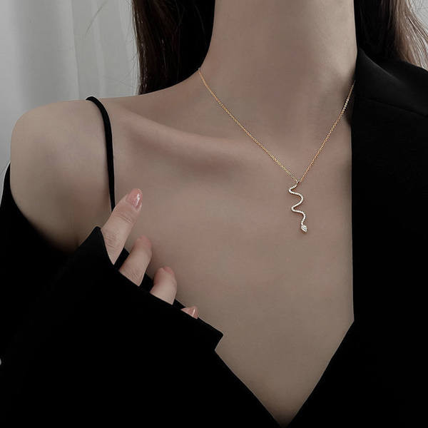 Ženska ogrlica sa privjeskom u dvije boje