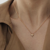 Γυναικείο ντελικάτο κολιέ με μενταγιόν σε χρυσό χρώμα