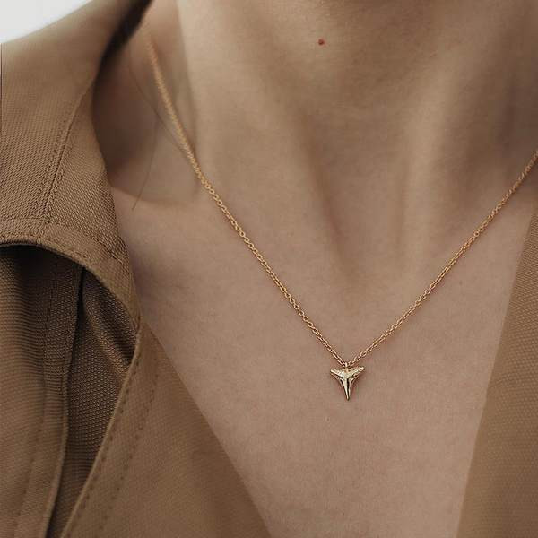 Γυναικείο ντελικάτο κολιέ με μενταγιόν σε χρυσό χρώμα