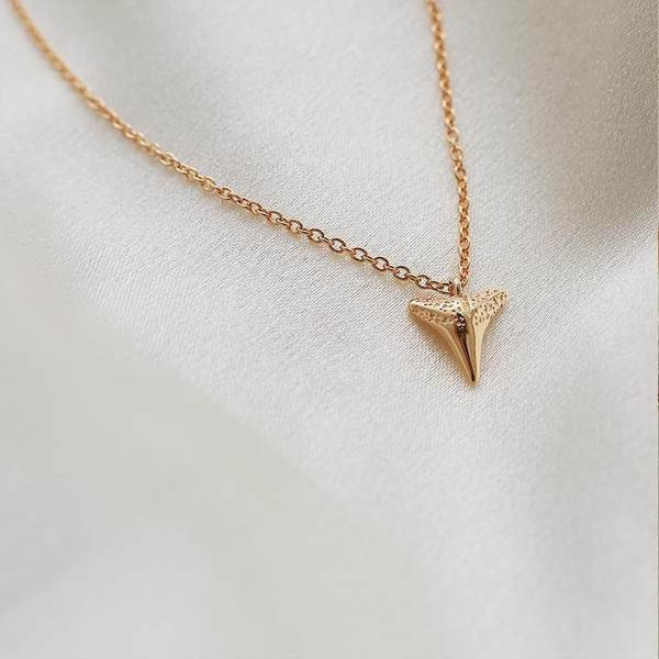 Γυναικείο ντελικάτο κολιέ με μενταγιόν σε χρυσό χρώμα