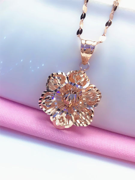 Zlatna ogrlica sa cvijetnim privjeskom