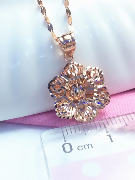 Zlatna ogrlica sa cvijetnim privjeskom