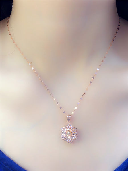 Zlatna ogrlica sa cvijetnim privjeskom