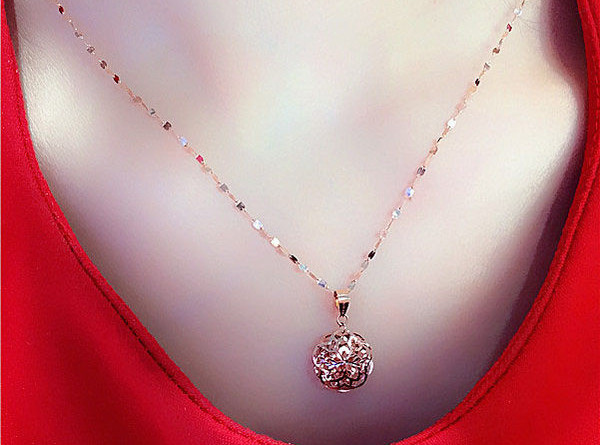 Νέο μοντέλο λεπτό γυναικείο κολιέ με μενταγιόν σε χρυσό χρώμα