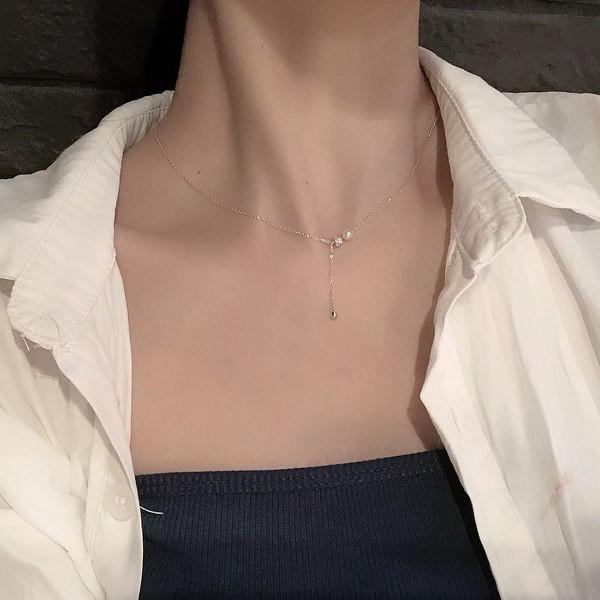 Κομψό κολιέ με διακοσμητικό μαργαριτάρι