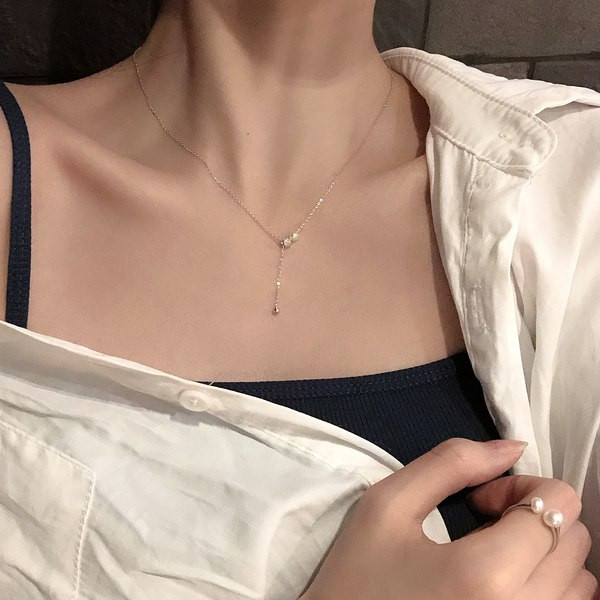 Κομψό κολιέ με διακοσμητικό μαργαριτάρι