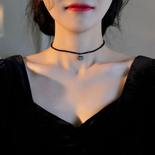 Moderna ženska ogrlica s privjeskom u crnoj boji