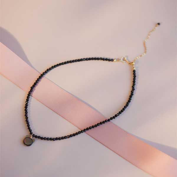 Moderna ženska ogrlica s privjeskom u crnoj boji