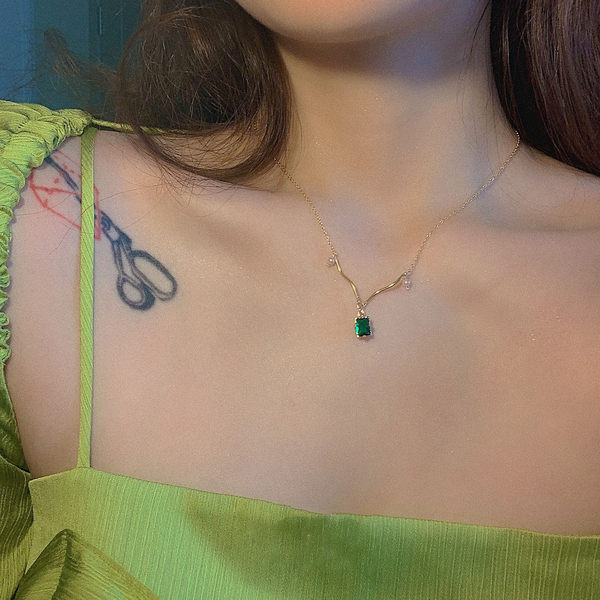 Λεπτό γυναικείο κολιέ με μενταγιόν - διακοσμητική πράσινη πέτρα