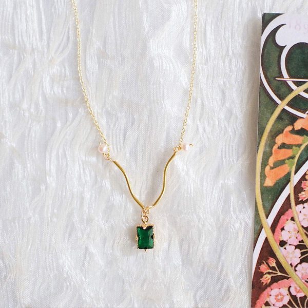 Λεπτό γυναικείο κολιέ με μενταγιόν - διακοσμητική πράσινη πέτρα