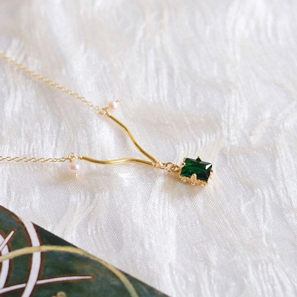 Λεπτό γυναικείο κολιέ με μενταγιόν - διακοσμητική πράσινη πέτρα