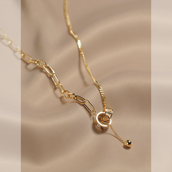 Elegantna ženska ogrlica s dvostrukim prstenastim privjeskom
