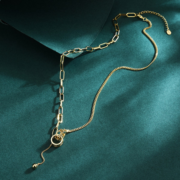 Elegantna ženska ogrlica s dvostrukim prstenastim privjeskom