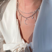 Μοντέρνο κολιέ με πολλά μενταγιόν σε ασημί χρώμα