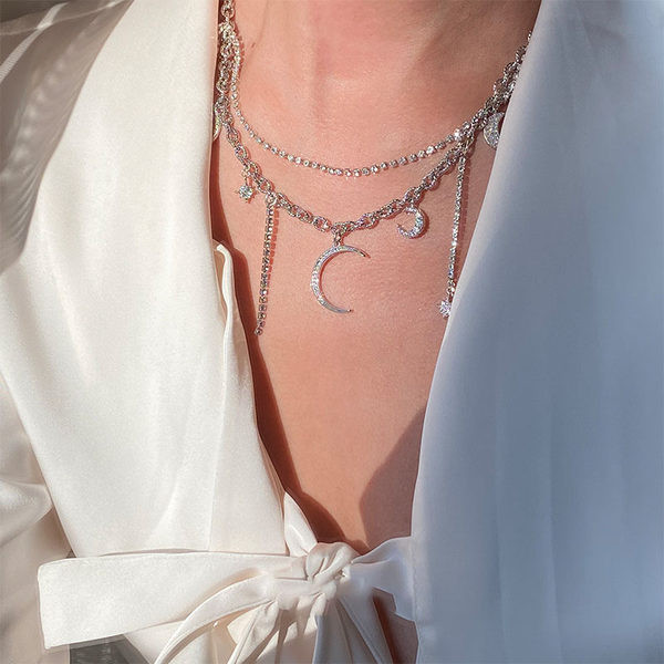 Μοντέρνο κολιέ με πολλά μενταγιόν σε ασημί χρώμα