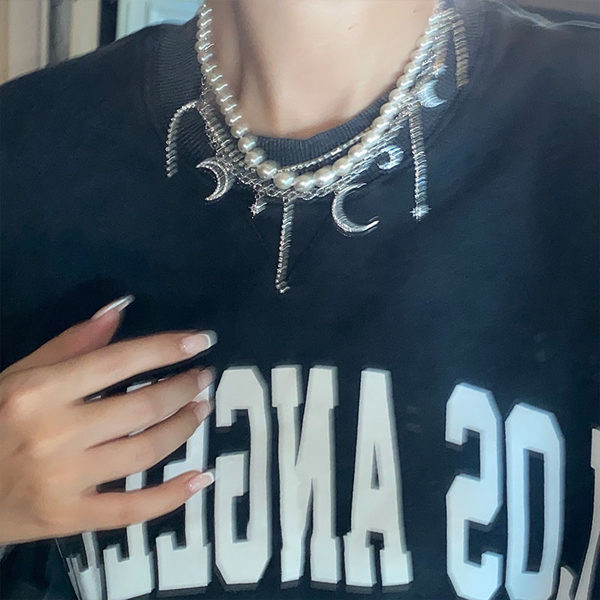 Μοντέρνο κολιέ με πολλά μενταγιόν σε ασημί χρώμα