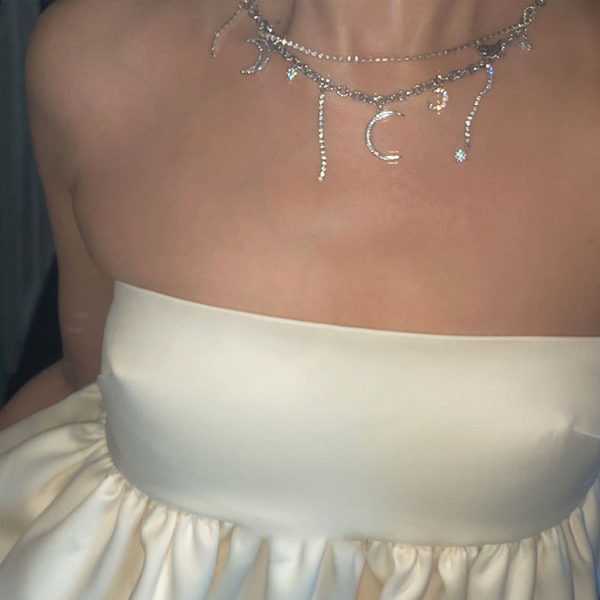 Μοντέρνο κολιέ με πολλά μενταγιόν σε ασημί χρώμα