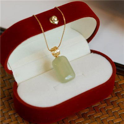 Γυναικείο κολιέ με λεπτή αλυσίδα και μενταγιόν