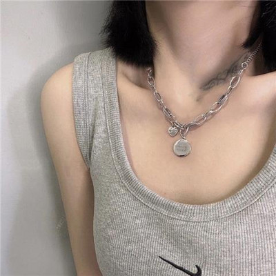 Uue mudeli ripatsiga naiste kaelakee - hõbedast värvi