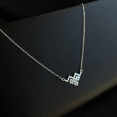 Γυναικείο κολιέ με μενταγιόν σε ασημί χρώμα