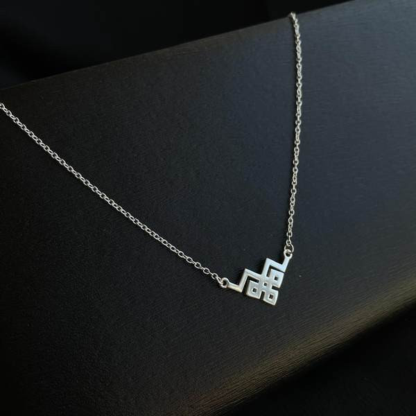 Γυναικείο κολιέ με μενταγιόν σε ασημί χρώμα