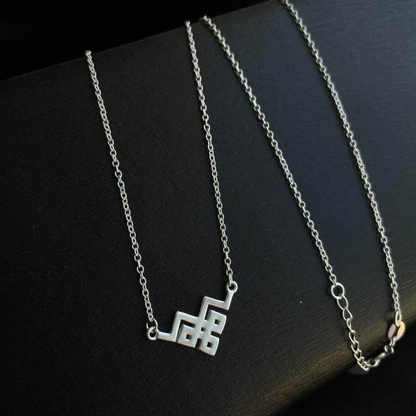 Γυναικείο κολιέ με μενταγιόν σε ασημί χρώμα