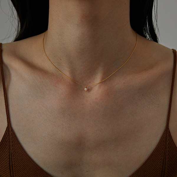 Nježna ženska ogrlica s bisernim privjeskom