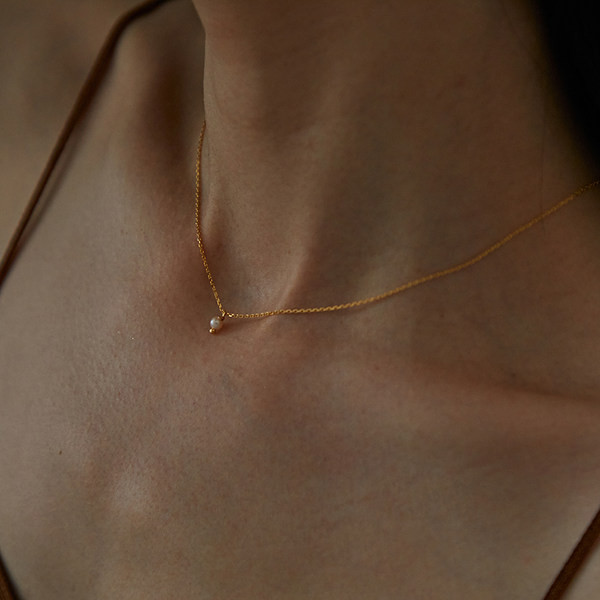 Nježna ženska ogrlica s bisernim privjeskom