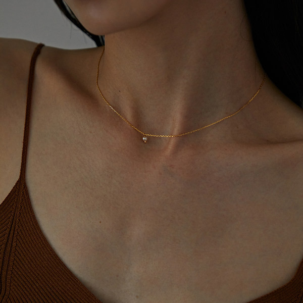 Nježna ženska ogrlica s bisernim privjeskom