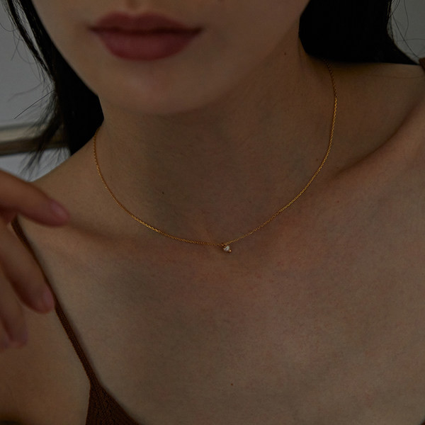 Nježna ženska ogrlica s bisernim privjeskom