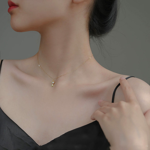 Λεπτό χρυσό χρώμα κολιέ με πέρλες