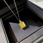 Γυναικείο κολιέ με διακοσμητικό μενταγιόν από πέτρα